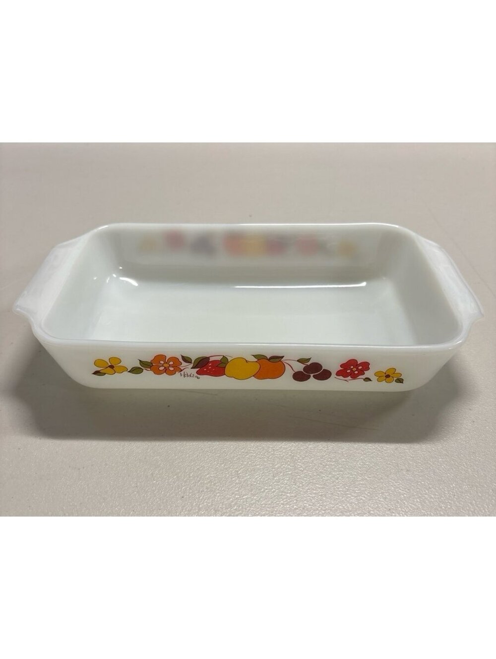 Anchor Hocking 432 HILDI FRUIT 1.5 Quart Baking Casserole Dish Milk Glass 6”x10”